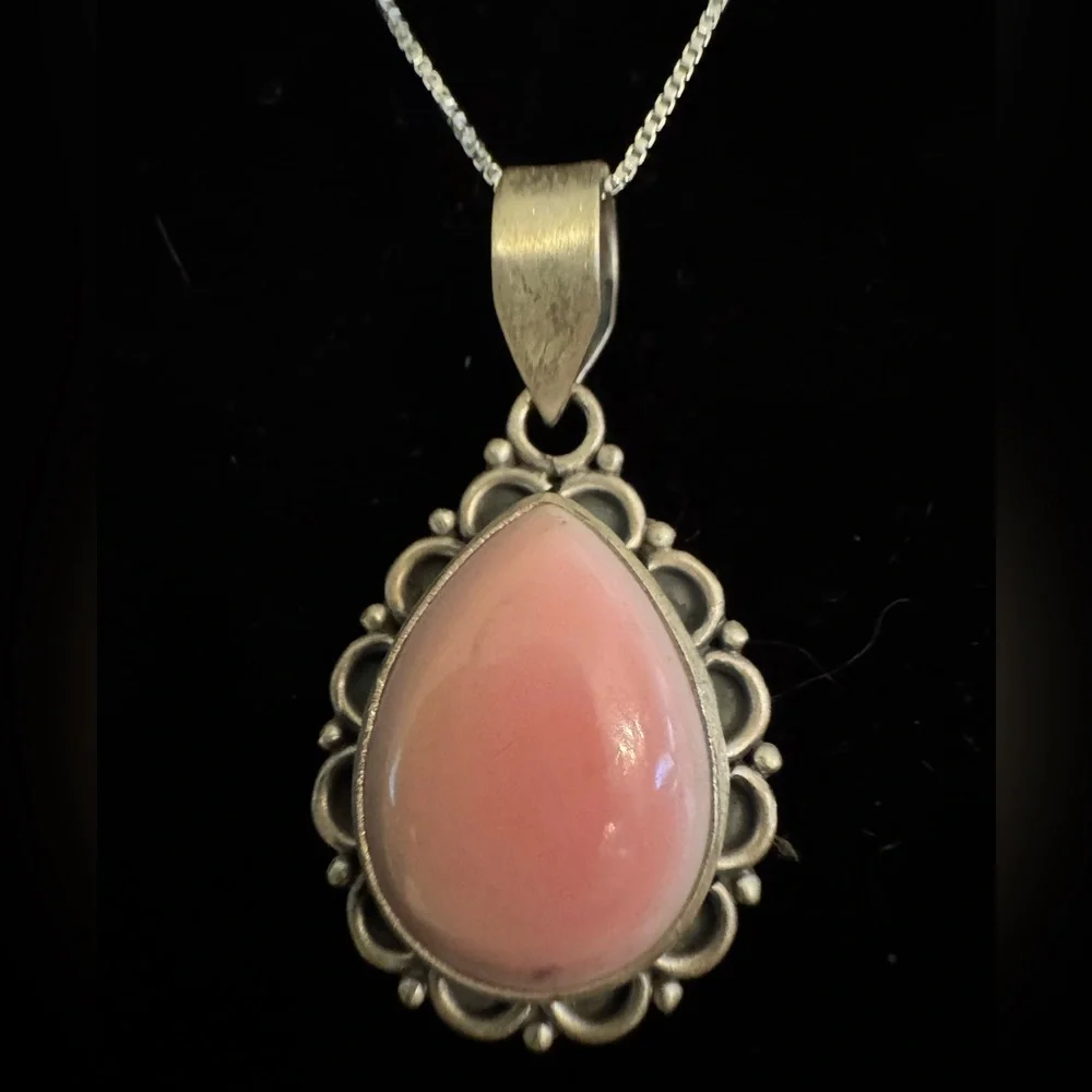 Elegant‎ genuine Pink conch Teardrop Pendant Necklace in sterling silver setting